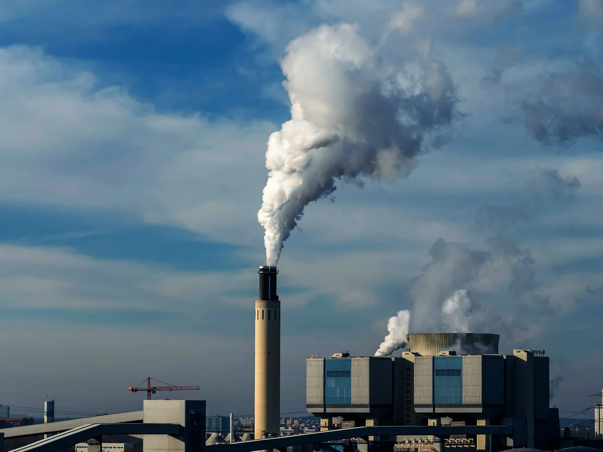 Thermal power station with chimney stack and cooling units